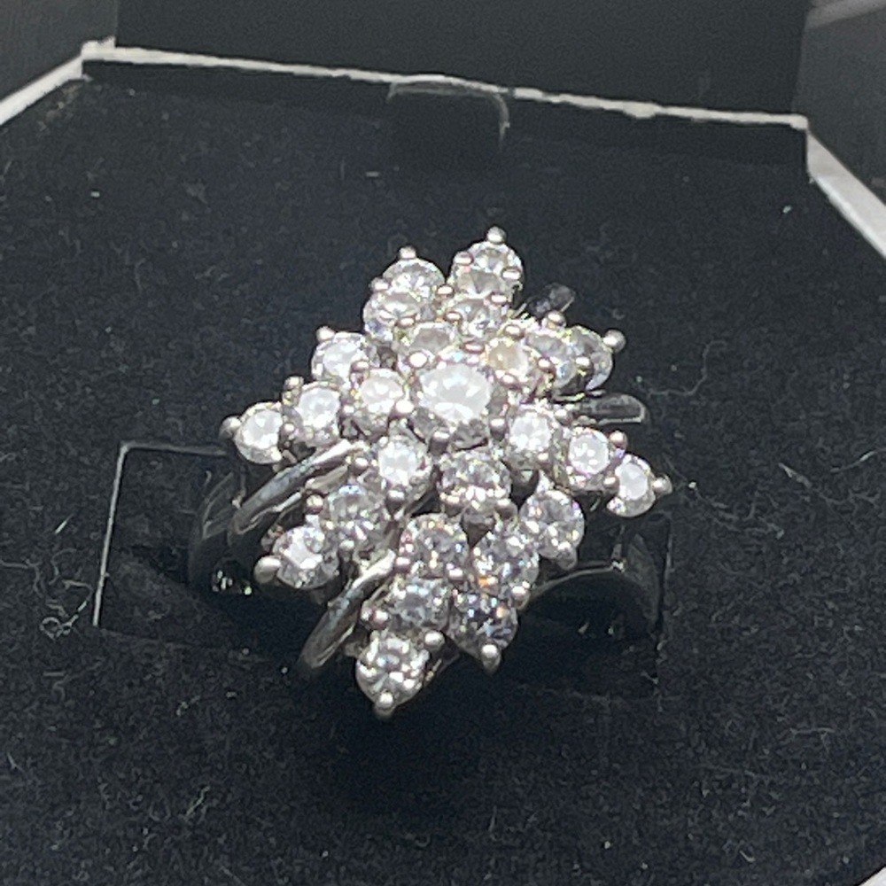 Elegant Silver Cluster Ring